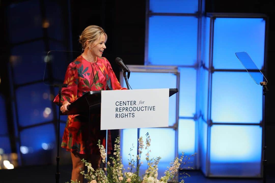 のインスタグラム：「I helped celebrate and support the Center for Reproductive Rights at their twelfth annual NY gala this week. @reprorights fights for the human rights of pregnant people. Honored to meet Amanda and Josh Zurawski and intro Nancy Northup. It was a record-breaking fundraiser.   As I said at the podium on Tuesday, there is no more fundamental right than the right to make decisions about your own body and your own life. #abortionishealthcare」