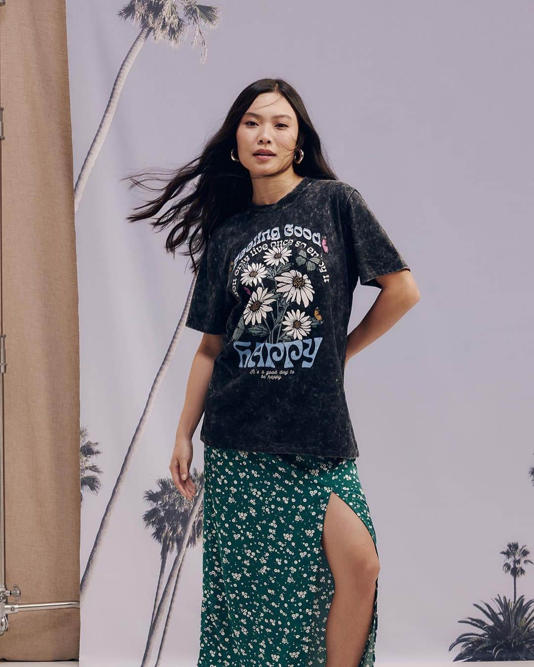 ロジャス・レナーのインスタグラム：「Tem inspiração de looks fashionistas passando pelo seu feed. 💖Além de ser um curinga no guarda-roupa, as camisetas funcionam como o complemento ideal para trazer conforto e um toque despojado aos visuais. Passe para o lado e escolha seus favoritos. #LookInspiração #Camisetas #Tendência #ModaFeminina ​  camiseta alongada 878452865 | saia new midi 882062982 | camiseta alongada em meia malha 881492251 | camiseta meia malha com estampa coração 822646687 | short cintura alta 879705271 | rasteira flatform 878452865 | bolsa pequena 819664331 | camiseta em meia malha com manga curta 868245686 | bermuda alfaiataria com pregras e bolso cargo 882057307 | tênis cano baixo 874847561 | camiseta alongada 879694065 | saia new midi 882215723 | chinelo rasteira 878445737 | bolsa transversal 843645755」