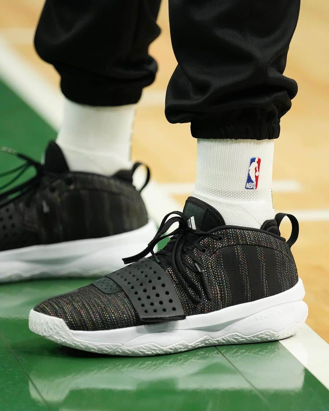 デイミアン・リラードのインスタグラム：「Debuted the ‘Static’ colorway of my #DAME8EXTPLY signature shoe on opening night.👟  If y’all remember the Dame 2 static, this colorway is a carry over from that. Block out the noise and remain focused on the task at hand! 🧘🏽‍♂️   🫡 @adidasbasketball   #adidasbasketball #YKWTII」
