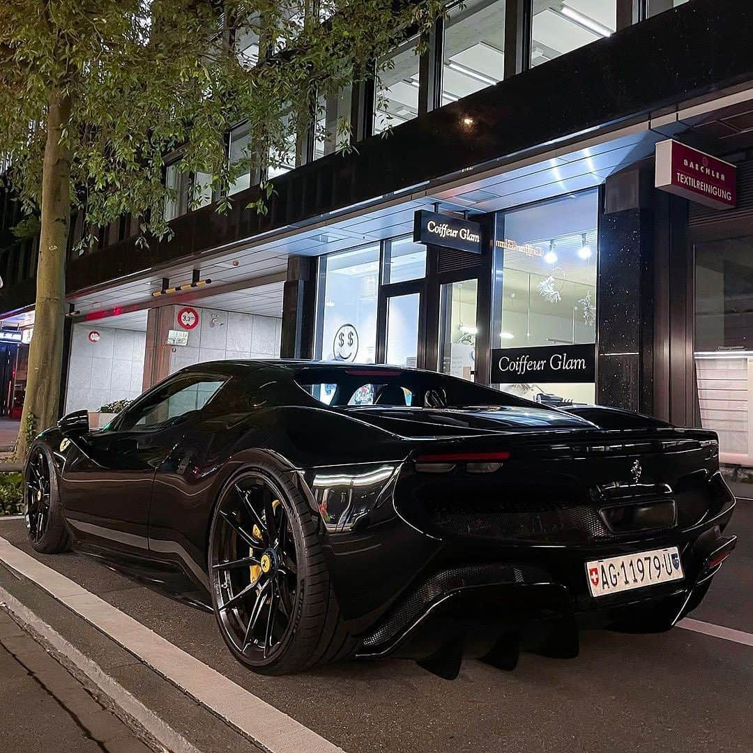 CarsWithoutLimitsさんのインスタグラム写真 - (CarsWithoutLimitsInstagram)「The blacked-out 🕷️ Ferrari 296 GTB is a sleek beauty! Amazing shot by @the19tommy85」10月29日 6時31分 - carswithoutlimits