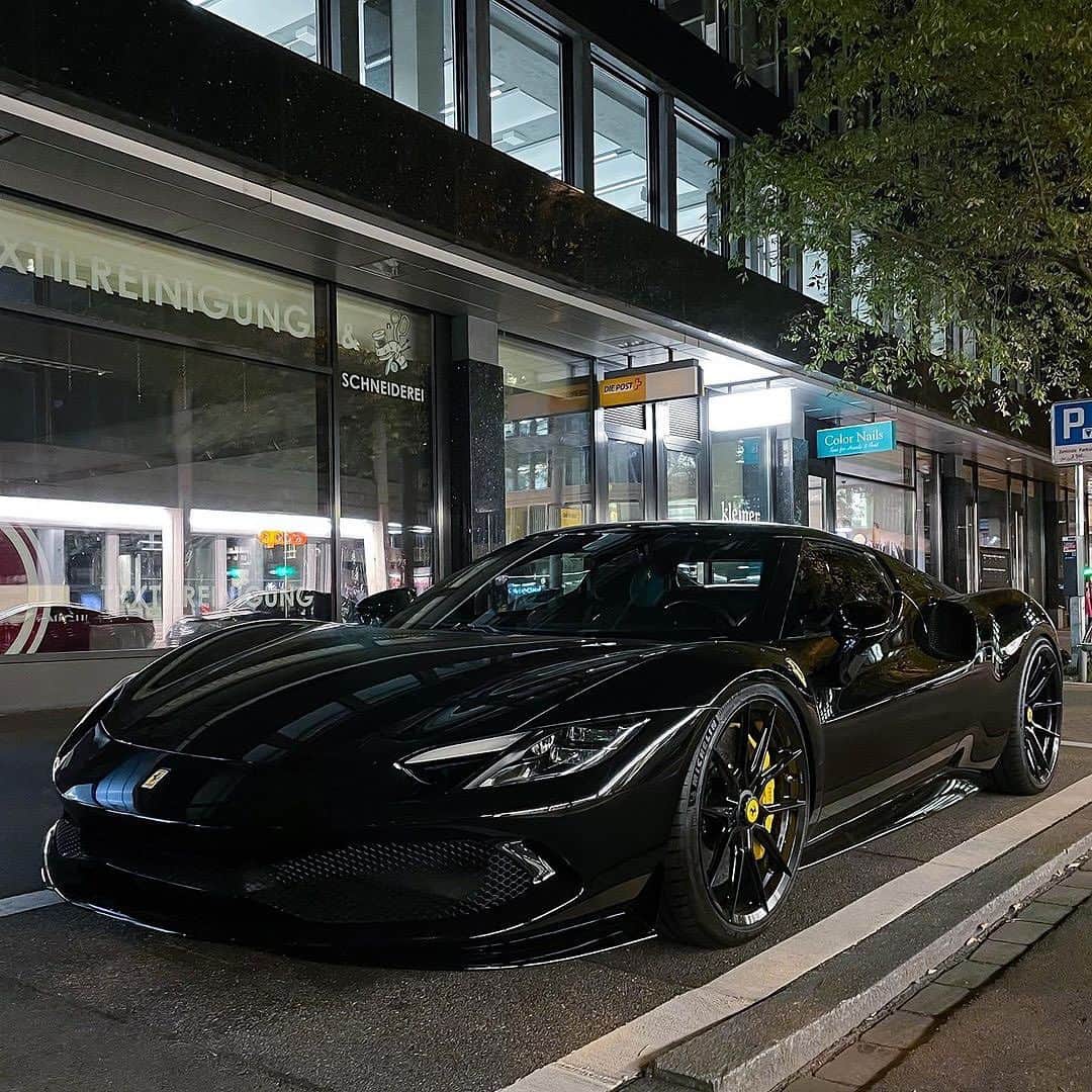 CarsWithoutLimitsさんのインスタグラム写真 - (CarsWithoutLimitsInstagram)「The blacked-out 🕷️ Ferrari 296 GTB is a sleek beauty! Amazing shot by @the19tommy85」10月29日 6時31分 - carswithoutlimits