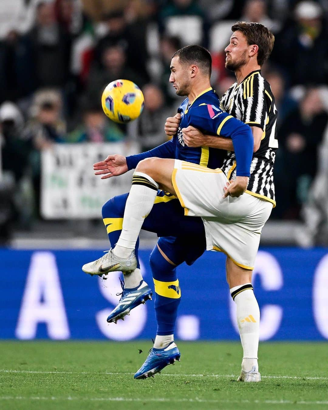 ダニエレ・ルガーニのインスタグラム：「Crederci, soffrire e volerlo fino alla fine! Questo è lo spirito, dentro e fuori dal campo! Good job guys🤍🖤🔥👊 #juveverona」