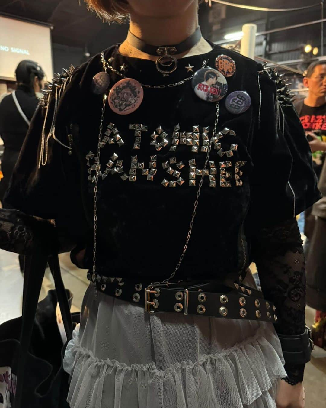 オランピアルタンのインスタグラム：「Atomic Banshee fan spotted in Tokyo at @ramkaichow’s last match wearing a DIY Atomic Banshee costume. And it’s only been a few weeks since Atomic Banshee’s first reveal. Tokyo fans are the best 🫶🏻🫶🏻🫶🏻 Love this so much 🖤🎌🖤  Swipe to see the OG Banshee @sukeban_world #thisissukeban #halloweenseason #atomicbanshee」