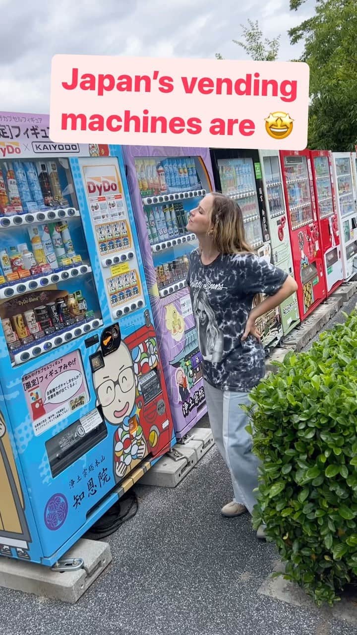 ナタリー・エモンズのインスタグラム：「日本の自動販売機は世界で1番すごいです！けど商品がいっぱいすぎて選べない🥹💝」