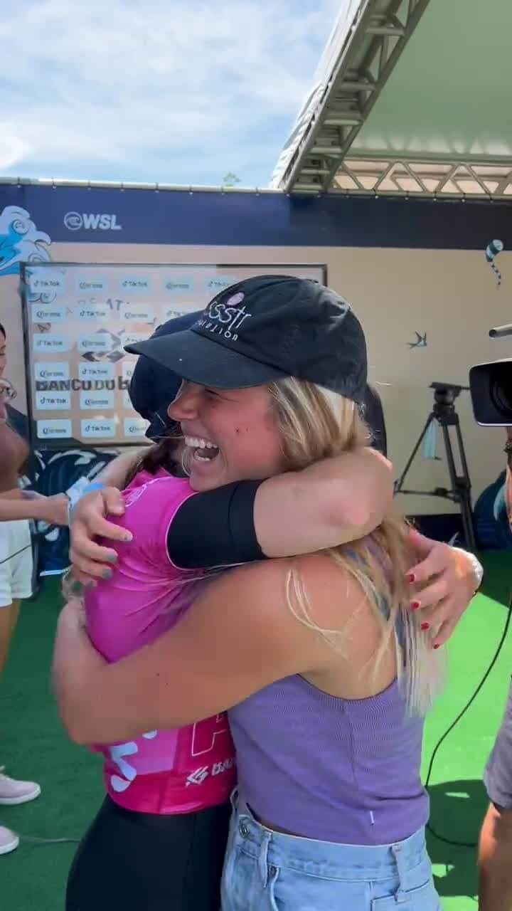 世界プロサーフィン連盟（WSL）のインスタグラム：「When you both qualify for the 2024 CT at the same time. 🤝⁣ @alyssa_spencer1 @sawyerlindblad」