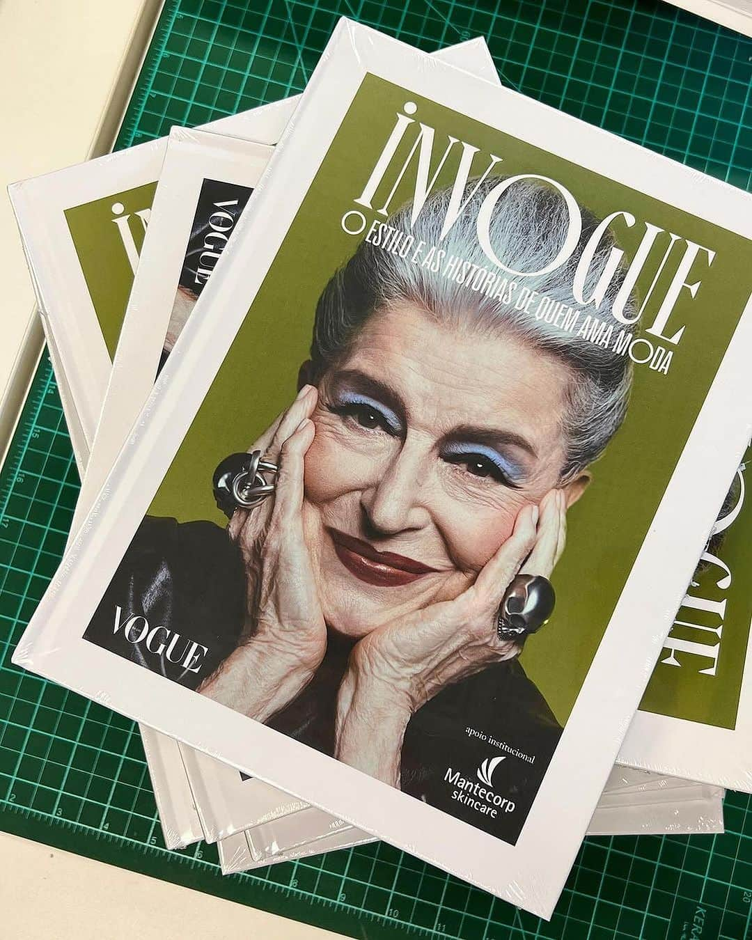 Claudia Raiaさんのインスタグラム写真 - (Claudia RaiaInstagram)「Essa semana foi o lançamento do #inVogue, livro que celebra as histórias e o estilo de quem ama moda! Agora pensa numa criança que usou o dinheiro da mensalidade do inglês pra comprar um vestido?! Só mamãe pra me por limite, o resto da história eu conto no livro. Obrigada @voguebrasil, me senti maravilhada com o convite ❤️  . Fotos: @caiaramalho Styling: @brunoptl Beleza: @aledesouza1970 Arte: @heitorferreira Produção executiva: @carolishimaru e @deialansky Produção de Moda: @junymartinsb Assistentes de foto: @_victorcazuza Assistente de beleza: @andersonvalent Retouch: @telhacriativa  Camareira: @camie.ss」10月29日 6時49分 - claudiaraia