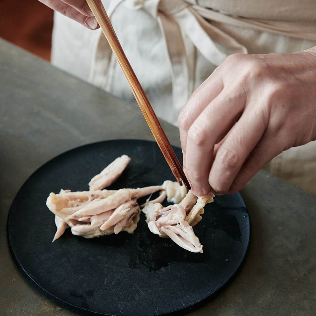北欧、暮らしの道具店さんのインスタグラム写真 - (北欧、暮らしの道具店Instagram)「【たよれるお粥】ほったらかしで絶品。 とろ〜り卵黄と食べる「中華風鶏がゆ」 . - - - - - - - - - - - -  夜遅くなってしまったときや 少し調子が悪いときにも心強いお粥のレシピを、 スープ作家の有賀薫（ありが かおる）さんに 教わりました。  今回は、簡単だけれど本格的な味わいの 中華風鶏がゆをご紹介します。  - - - - - - - - - - - - - - - - - - - - - - - 有賀さんの思い出の味 鶏出汁がじんわり染みる 「中華風鶏がゆ」 - - - - - - - - - - - - - - - - - - - - - - - 【材料（2人分）】 米…1/2カップ 鶏手羽先…4~5本 卵黄…2個 水…1000ｍl 醤油…小さじ4 ごま油…小さじ2 長ネギ、しょうが…適量  ※鶏肉は他の部位でも大丈夫ですが、 　骨つきの方が出汁がでるのでおすすめです ※長ネギは青い部分と白い部分どちらも使用します  【作り方】 ❶鶏肉をボウルに入れ、熱湯を注いで 色が変わったら水を切って鍋に移す。  ❷ ネギの青い部分と米を加え、 水を注いで中火にかける。 沸騰したらアクをすくい、 弱火にして40~50分炊く。  ❸  炊きあがる頃、二つの丼にそれぞれ 卵黄1個分、醤油小さじ２、 ごま油小さじ１を入れ、 ネギの白い部分としょうがを 千切りにして加えておく。  ❹ 粥が炊きあがったら、ネギと鶏肉を取り出す。 鶏肉を骨からはずして丼に入れ、 粥を上からたっぷり注ぐ。 お好みで薬味や鶏肉をトッピングして完成。  - - - - - - - - - - - - - - - - - - - - - - - 有賀さん： 「中華粥の良いところは、 水分量が多いので焦げつく心配があまりなく、 ほったらかしにできるところなんです。 追加で醤油やごま油を垂らしたり、 ザーサイを添えても美味しく 召しあがっていただけますよ」  #food#foodstagram#レシピ#晩ごはん#夕飯#ランチ#昼ごはん#ごはん#中華粥#お粥#中華風鶏粥#料理#有賀薫 さん#暮らしを楽しむ#日々の暮らし#北欧#暮らし#北欧暮らしの道具店」10月29日 7時01分 - hokuoh_kurashi