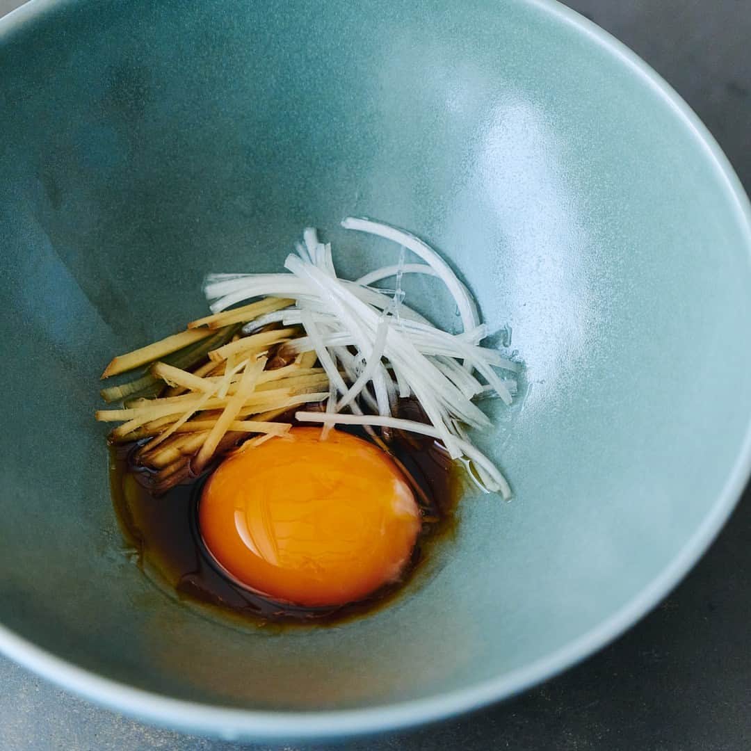 北欧、暮らしの道具店さんのインスタグラム写真 - (北欧、暮らしの道具店Instagram)「【たよれるお粥】ほったらかしで絶品。 とろ〜り卵黄と食べる「中華風鶏がゆ」 . - - - - - - - - - - - -  夜遅くなってしまったときや 少し調子が悪いときにも心強いお粥のレシピを、 スープ作家の有賀薫（ありが かおる）さんに 教わりました。  今回は、簡単だけれど本格的な味わいの 中華風鶏がゆをご紹介します。  - - - - - - - - - - - - - - - - - - - - - - - 有賀さんの思い出の味 鶏出汁がじんわり染みる 「中華風鶏がゆ」 - - - - - - - - - - - - - - - - - - - - - - - 【材料（2人分）】 米…1/2カップ 鶏手羽先…4~5本 卵黄…2個 水…1000ｍl 醤油…小さじ4 ごま油…小さじ2 長ネギ、しょうが…適量  ※鶏肉は他の部位でも大丈夫ですが、 　骨つきの方が出汁がでるのでおすすめです ※長ネギは青い部分と白い部分どちらも使用します  【作り方】 ❶鶏肉をボウルに入れ、熱湯を注いで 色が変わったら水を切って鍋に移す。  ❷ ネギの青い部分と米を加え、 水を注いで中火にかける。 沸騰したらアクをすくい、 弱火にして40~50分炊く。  ❸  炊きあがる頃、二つの丼にそれぞれ 卵黄1個分、醤油小さじ２、 ごま油小さじ１を入れ、 ネギの白い部分としょうがを 千切りにして加えておく。  ❹ 粥が炊きあがったら、ネギと鶏肉を取り出す。 鶏肉を骨からはずして丼に入れ、 粥を上からたっぷり注ぐ。 お好みで薬味や鶏肉をトッピングして完成。  - - - - - - - - - - - - - - - - - - - - - - - 有賀さん： 「中華粥の良いところは、 水分量が多いので焦げつく心配があまりなく、 ほったらかしにできるところなんです。 追加で醤油やごま油を垂らしたり、 ザーサイを添えても美味しく 召しあがっていただけますよ」  #food#foodstagram#レシピ#晩ごはん#夕飯#ランチ#昼ごはん#ごはん#中華粥#お粥#中華風鶏粥#料理#有賀薫 さん#暮らしを楽しむ#日々の暮らし#北欧#暮らし#北欧暮らしの道具店」10月29日 7時01分 - hokuoh_kurashi