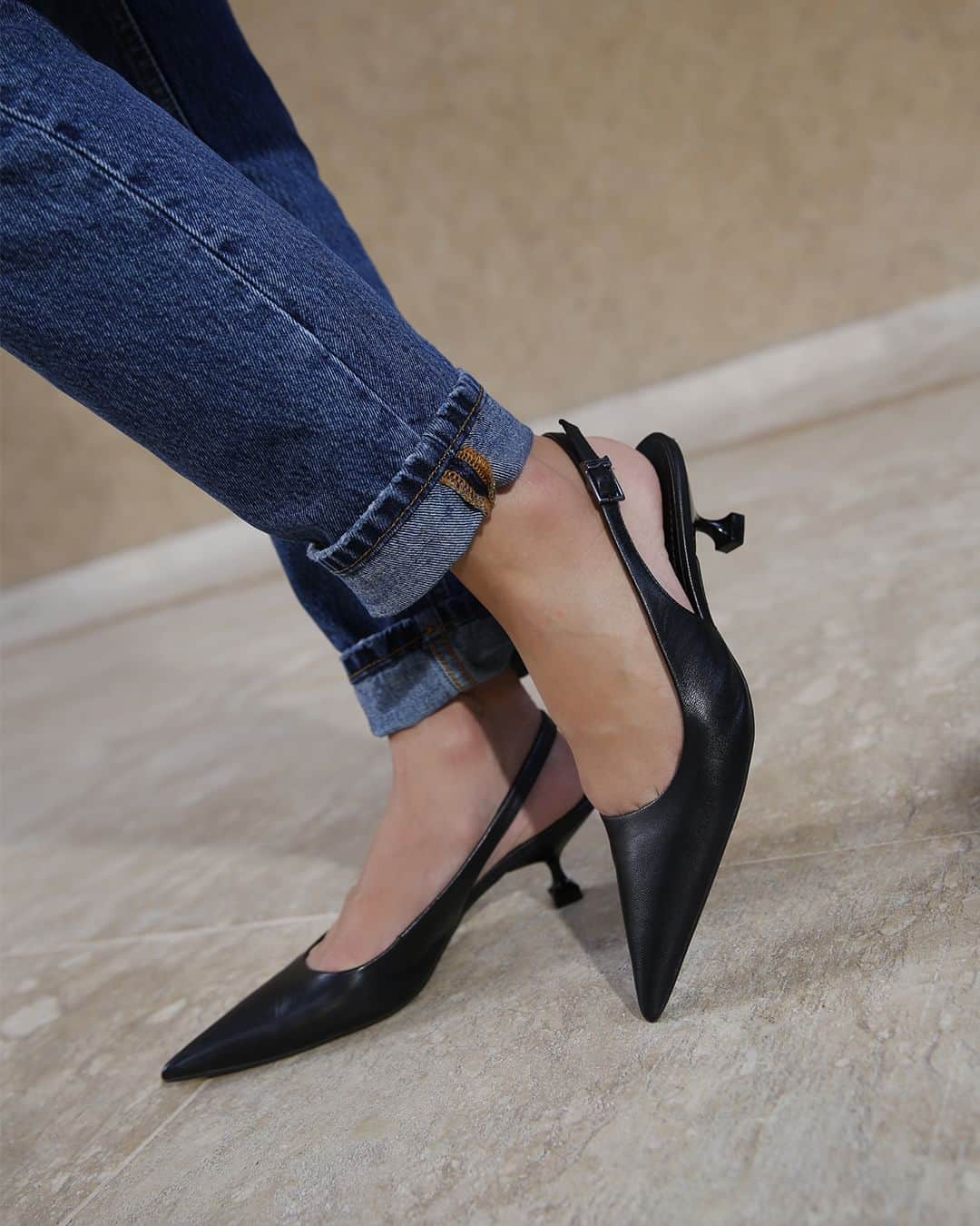 Santa Lollaのインスタグラム：「A @helena_lunardelli montou uma produção super curinga e estilosa com o nosso novo slingback kitten heel. Desliza para ver mais detalhes. #santalolla #santalollaverao24 #elasusamSL @fhits」