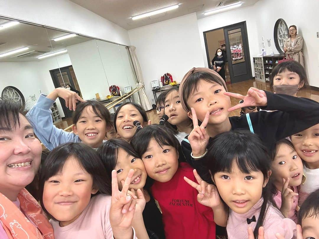 あべこのインスタグラム：「昨日は朝から別府市で「子ども夢チャレンジ」のミュージカルレッスンでした😊✨  2月のミニ発表会目指して頑張ります💪✨  詳しくはブログをごらんください♡ https://www.abeko1129.com/post/子ども夢チャレンジ！  トップページ、ストーリーからもいけます😊✨  #別府市 #子ども夢チャレンジ #ミュージカル #キッズミュージカル」