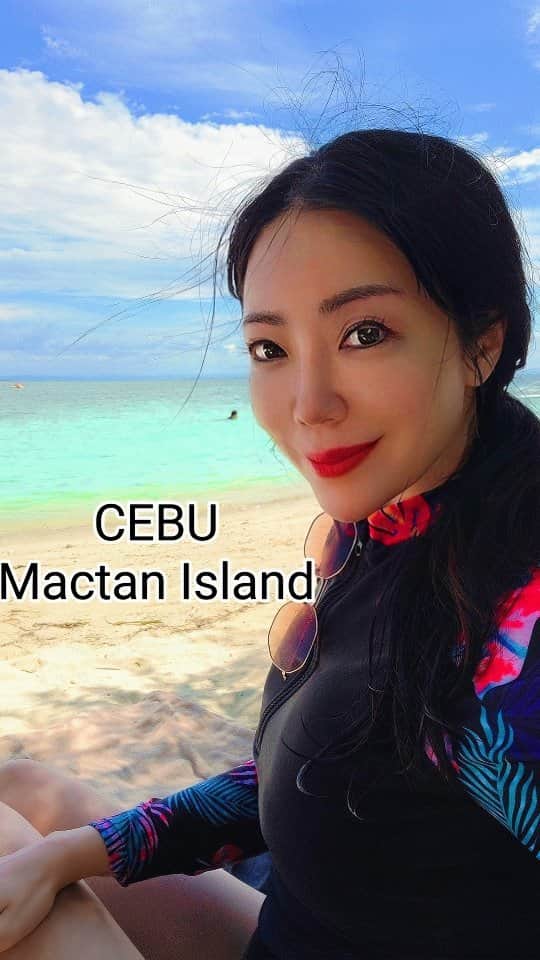 今堀恵理のインスタグラム：「CEBU Mactan Island でアイランドホッピング🌊 Sunny day🌞  I went with school friends.  アイランドホッピングは 大小2000の小さな島から成り立つフィリピン特有のリゾートアクティビティ  プライベートビーチのある島で一休みしました。 ゆっくり時が流れて癒される😉  座ってたら地元の人が順番にミサンガとか売りにくる笑 これもセブ  また行きたい  海は透き通る綺麗な海でした  #Philippines #MactanIsland #アイランドホッピング #cebu #フィリピン #語学留学」