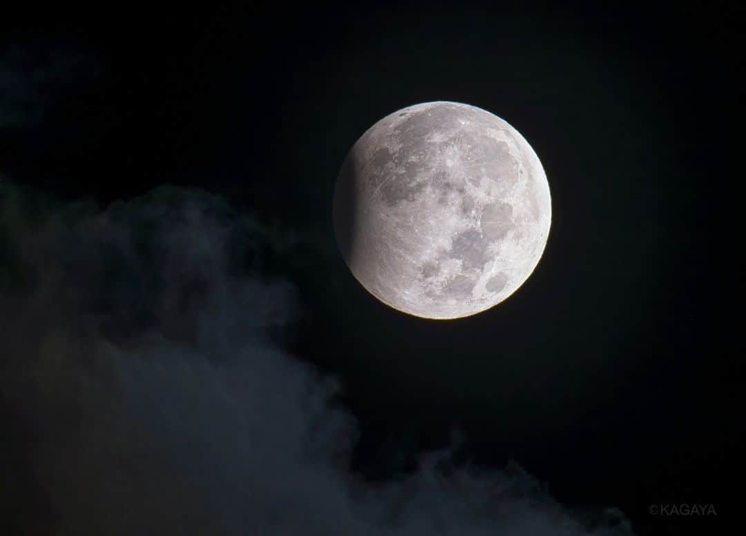 KAGAYAのインスタグラム：「本日未明、望遠鏡を使って撮影した部分月食です。 満月がこの写真のように欠けた後、夜明けとともに雲の中へ沈んでいきました。（山梨県にて撮影） おはようございます。  #月食 #moon #お月見 #山梨 #starphotography #sonyalpha #α7rv」