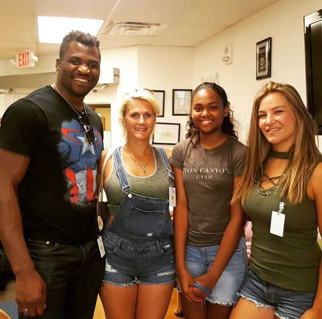 ミーシャ・テイトのインスタグラム：「I met @francisngannou when he was first making his transition to the US, he didn’t speak English well yet but he was always a man who loved children and charities and that was/is something I still admire to this day. Photo 1 is a visit to a children’s cancer hospital. After hearing his story of escaping his country and eventually making it to America I never doubted his ability to do great things. He’s overcome the odds time and time again. He’s already won.   Who do you got?  #teamngannou #boxing」