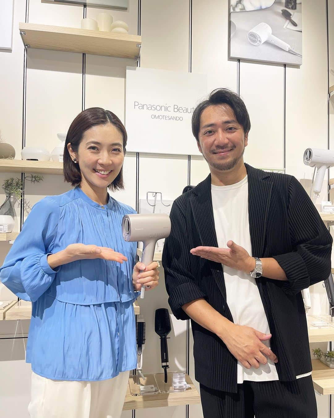 小川りかこのインスタグラム：「最新のドライヤー最高👏　  今年7月にオープンしたばかりの パナソニックの美容アイテムを体験できるパナソニックビューティ表参道で、@oggi_mag とナノケアのイベントでした🎤  温風と冷風が交互に出るモードがあるので、ずっと髪の毛に当てていても大丈夫だったり、頭皮ケアもスキンケアも出来ちゃう！しかも、軽いし小さい！  KUBOKIさん @kuboki_hairmakeup に使い方のポイントなどをお聞きしました！  最近のドライヤーは本当に凄いなぁ✨  #ドライヤー#ナノケア#ナノイー#panasonic#panasonicbeauty  #ヘアドライヤー#ヘアセット#美容 #美容家電#パナソニック#hairdryer」