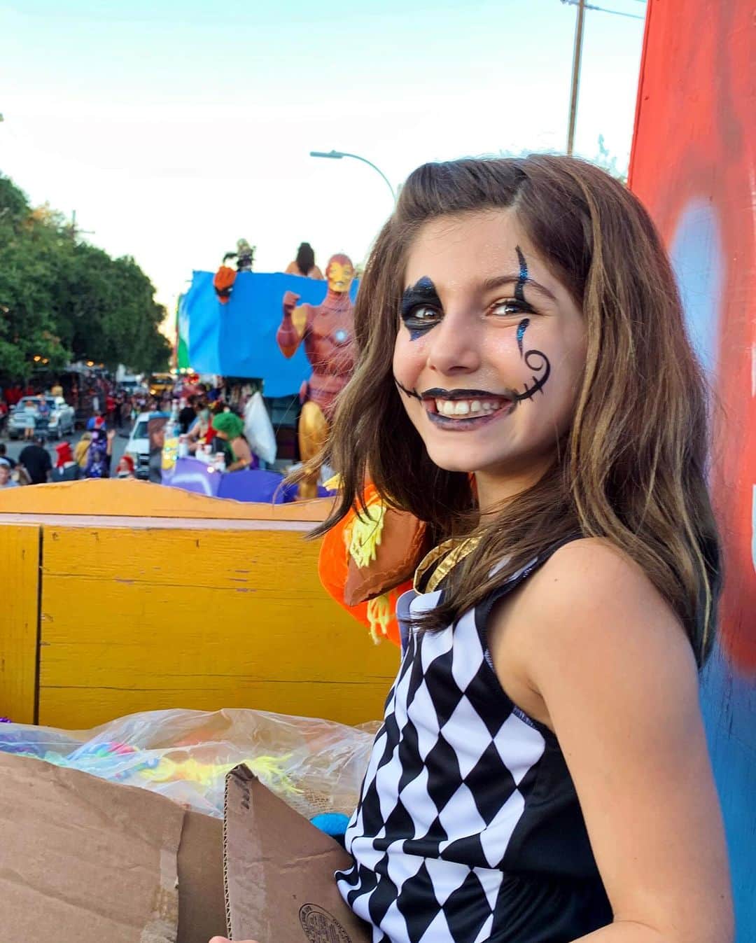 Ilana Wilesさんのインスタグラム写真 - (Ilana WilesInstagram)「Forever my favorite Halloween was the one we spent on a float in New Orleans. Best part was the parade was a few weeks early so we still had our NYC Halloween that year too!」10月29日 7時23分 - mommyshorts