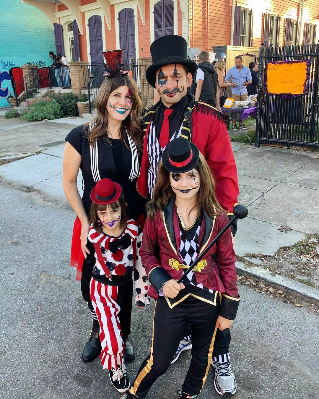 Ilana Wilesさんのインスタグラム写真 - (Ilana WilesInstagram)「Forever my favorite Halloween was the one we spent on a float in New Orleans. Best part was the parade was a few weeks early so we still had our NYC Halloween that year too!」10月29日 7時23分 - mommyshorts
