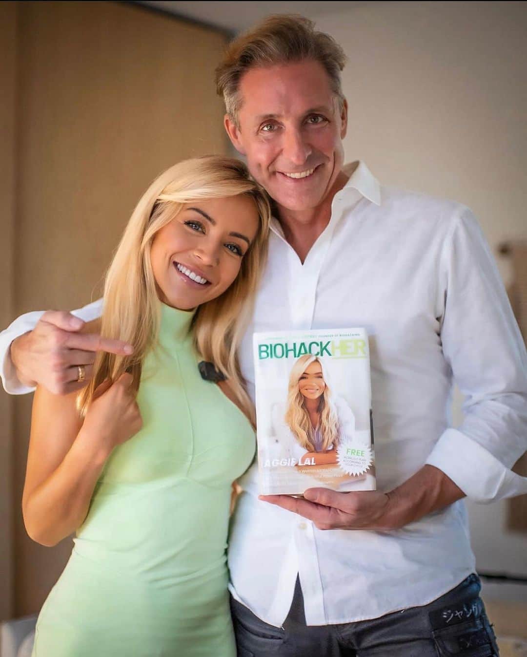 のインスタグラム：「Why does @aggie always take better pictures than me? 🤷‍♂️ So happy to write the foreword for her new book BiohackHER on biohacking for women. Can’t wait for you to read it when it comes out! (and no, I’m not going to re-post that video 🤬)」