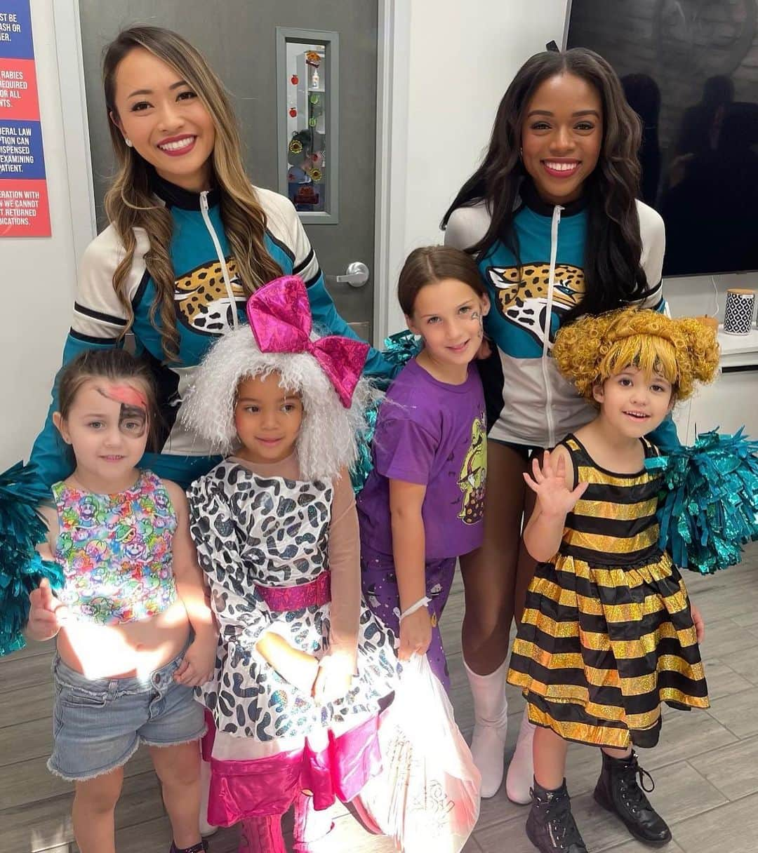 本田景子のインスタグラム：「Happy Saturday!!🎃🐶🧡  #jacksonville #halloween #nflcheerleaders」