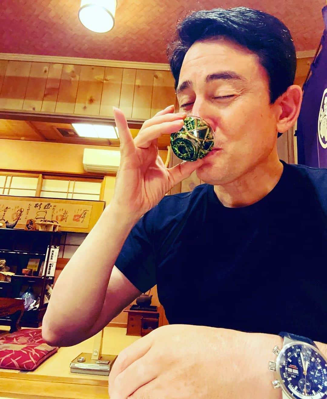 野口健のインスタグラム：「仕事で福岡県の苅田町に来ています。 宿の近くに素敵なお寿司屋さんを発見！！！  日本酒かな。 始めての街を歩くのも楽しい。宿の近くに素敵なお寿司屋さんを発見＼(^^)／　 朝釣さんというお寿司屋さんでしたが、宿の近くでフラリと入ったお店。ですが、感動の連続！！！お寿司も美味しいですし、お猪口も素敵。50年間、続いている老舗のお寿司さんとのこと。お店の雰囲気も素敵でした。  必ずまた来る！！！と確信いたしました。次回は！！！　　　  今日の昼(^^)  #野口健#朝釣#苅田町#苅田町グルメ #寿司朝釣#苅田町寿司屋」