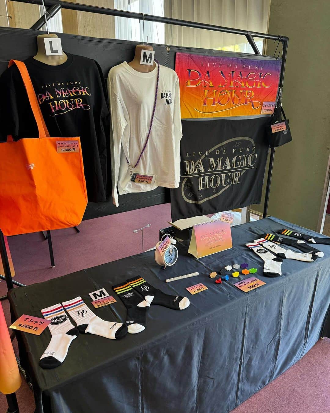 ISSA のインスタグラム：「「LIVE DA PUMP DA MAGIC HOUR」の会場では13:00からグッズの販売をスタート❕  こんな感じのディスプレイでDPCの皆んなを待ってるよ😃  #livedapumpdamagichour  #dapump  #dpc #日本特殊陶業市民会館フォレストホール」