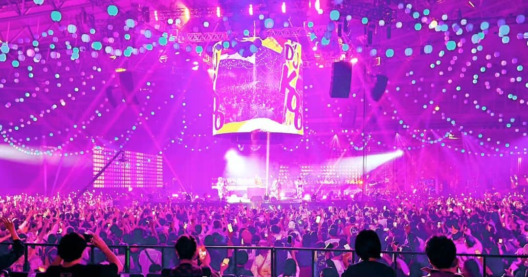 のインスタグラム：「イジツさん（SHOW DESIGN）から、「幕張メッセで『えんとつ町』のハロウィン盆踊りをやりませんか？」という提案を頂いたのは、ほんの５ヶ月前。  「出演者を公表しない（世界観で集客する）」「盆踊りイベントで幕張メッセの３ホール（９・１０・１１ホール）を押さえる」「ファミリーで参加できるように、中学生以下５５０円、未就学児無料」…何もかもが規格外の（万人規模の）祭りを実現させるのは簡単ではありませんでした。  前例が無いので全てが手探り。 上手くいかないこともたくさんありました。 　 準備に追われて、まともに寝る時間は無かったし、 ナメ腐った態度をとるスタッフには何度もキレたし、 関係者には何百回も頭を下げました。 　 僕一人の苦労なんて安いもんで（そんなのはいくらでもやれる）、だけど今回は、とても僕一人の苦労で片付く仕事ではなかったので、スタッフ（出店関係者を含む）やキャストの皆様にも、そして梶原君にも、たくさん無理をさせてしまいました。   本当にごめんなさい。   ただ、それらの痛みと引き換えに見た「えんとつ町」の景色は、笑いと優しさとバカと感動に包まれた世界で、僕が愛したエンターテイメントでした。  このエンターテイメントに参加してくださった全ての皆様に心から感謝します。 　 『えんとつ町の踊るハロウィンナイト』のお仕事はまだまだ続きます。  オンライン配信の編集もしなきゃいけませんし、その宣伝もしっかりしなきゃ。 （※梶原さんが感極まって号泣したシーンもしっかり使わせていただきます）  　 あらためて。  デビューから２３年。 こんな僕を、今日もこの世界にいさせてくれる皆様に心から感謝します。 いつも本当にありがとうございます。 　 僕自身はあまり好感度は高くありませんが（テレビで肛門を出してるし）、皆さんのことが大好きです。  これからも子供から爺ちゃん婆ちゃんまで、すべての人を受け入れるエンターテイメントををお届けすることを約束します。  　 　 西野亮廣（キングコング）  🎥『えんとつ町の踊るハロウィン』のオンライン配信チケットは【ローチケ】でお買い求めください。」