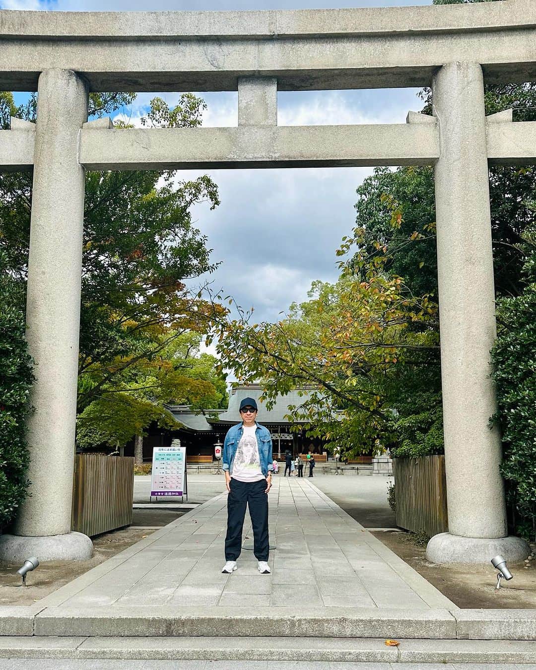 布袋寅泰さんのインスタグラム写真 - (布袋寅泰Instagram)「広島から姫路入り。プチホテ散歩@姫路は護国神社へ🙏散歩道から見えた美しい姫路城に猛烈にそそられるも、早めに開館入りして昨日の疲れを入念にストレッチでほぐすため我慢。今日も宇宙一のロックンロール・ショウを届けるためにここに来たのだから！オーディエンスのみんな、最高の時間を共に創ろう。 #布袋寅泰 #姫路　#ギタリズム7ツアー」10月29日 13時05分 - hotei_official