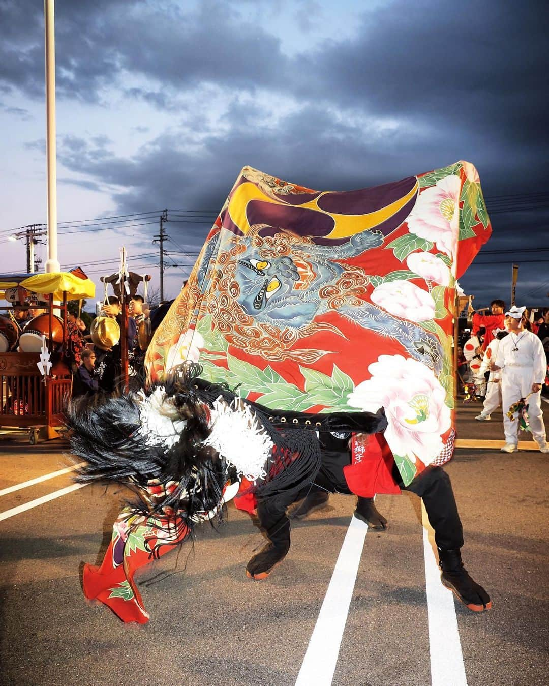 石川直樹さんのインスタグラム写真 - (石川直樹Instagram)「#Shishimai In the autumn festival at Shikoku, Japan. 香川県#三木町 に来てます。昨夜は4年ぶりに完全復活した#まんでがん というお祭りでした。#獅子舞 はもちろん、和太鼓とかにも揺さぶられるものがあった…。思いがけず、アジアの息吹を感じた夜になりました。 . #liondance#三木まんで願#まんで願。」10月29日 7時43分 - straightree8848