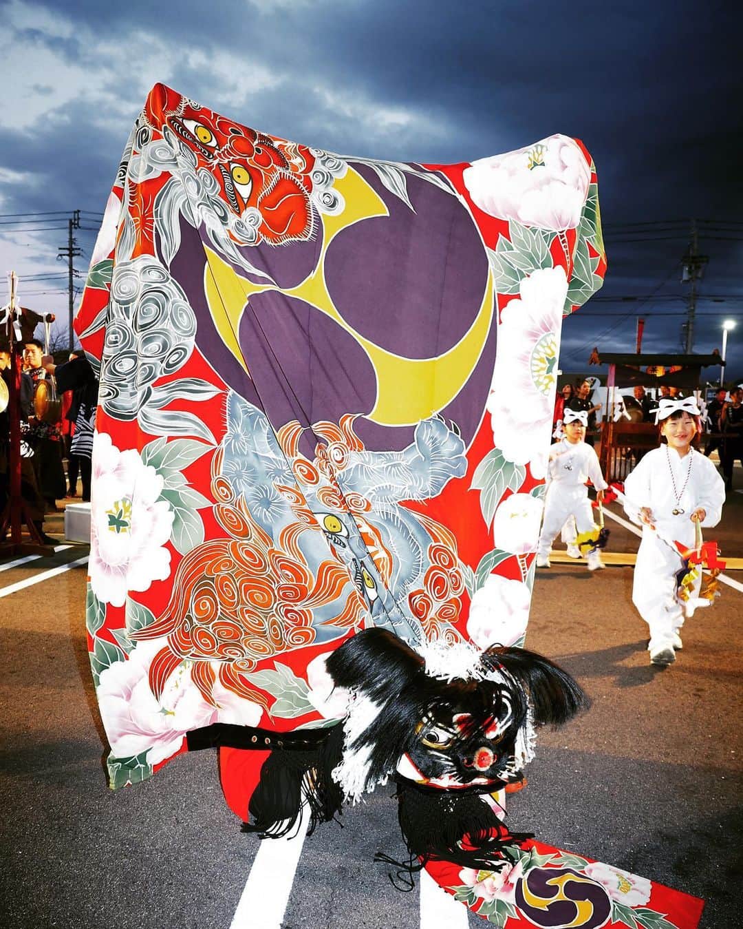 石川直樹さんのインスタグラム写真 - (石川直樹Instagram)「#Shishimai In the autumn festival at Shikoku, Japan. 香川県#三木町 に来てます。昨夜は4年ぶりに完全復活した#まんでがん というお祭りでした。#獅子舞 はもちろん、和太鼓とかにも揺さぶられるものがあった…。思いがけず、アジアの息吹を感じた夜になりました。 . #liondance#三木まんで願#まんで願。」10月29日 7時43分 - straightree8848