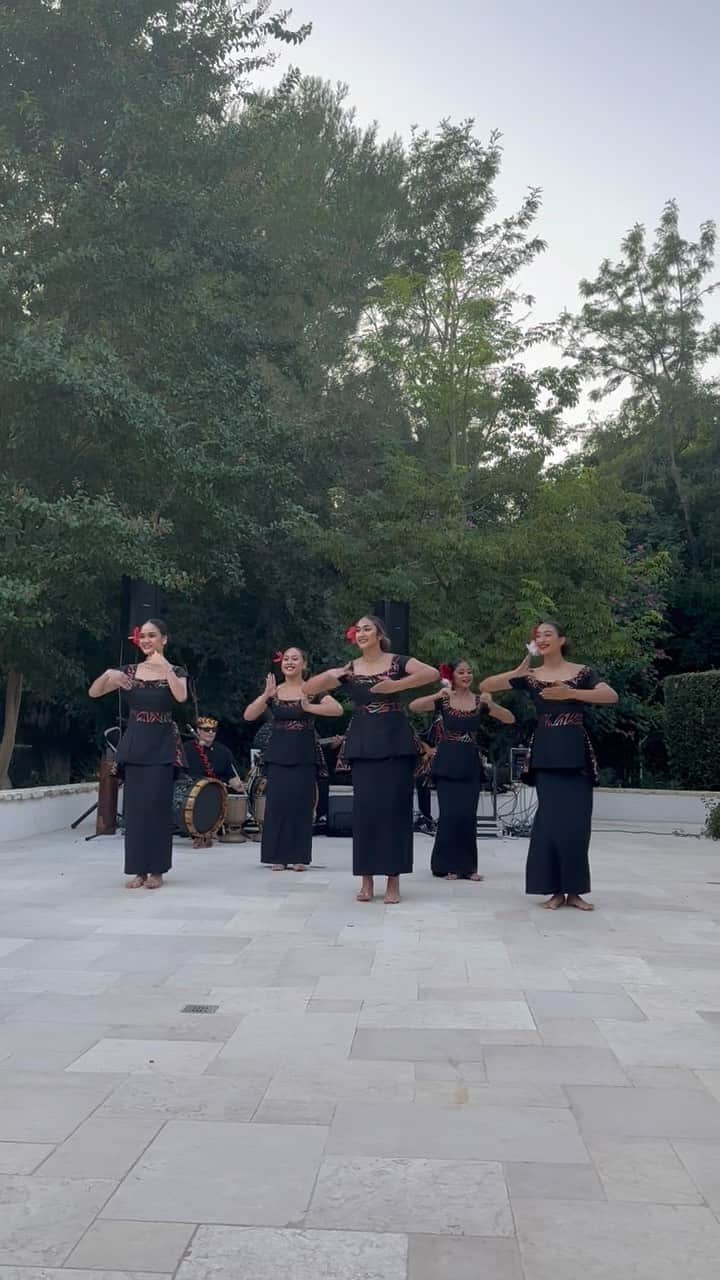ドウェイン・ジョンソンのインスタグラム：「For my mom’s birthday, we weren’t able to take her home to Samoa, but we were able to bring our Samoan culture home to her 🇼🇸 ❤️  She cried the whole time 😊🥹 You can feel the mana.   Thank you sis @tiana_nonosina and her incredible Polynesian dance group @nonosina1965 for the beautiful and proud performances 🙏🏾🙏🏾❤️  Happy Birthday Mom!!!  We love you! #cheeeehuuuuu」