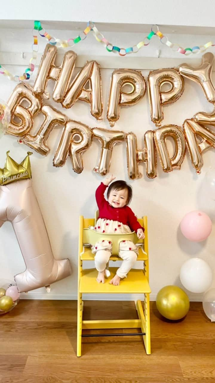 森木美和のインスタグラム：「娘１歳のお誕生日会🎉☺️  スマッシュケーキは思いっきりやってくれました😂 最後はかなり豪快に😂沢山食べてくれてお見事でした！！  先日北海道旅行に行ってホッケを食べて以来、お魚が大好きになり♡ お魚、大根の煮物、豆腐、バナナが好物と言う、なかなか渋い好みの娘☺️ これからもモリモリ食べて大きくなろうね❤️  #一歳誕生日 #スマッシュケーキ  #お誕生日おめでとう  #幸せをありがとう」