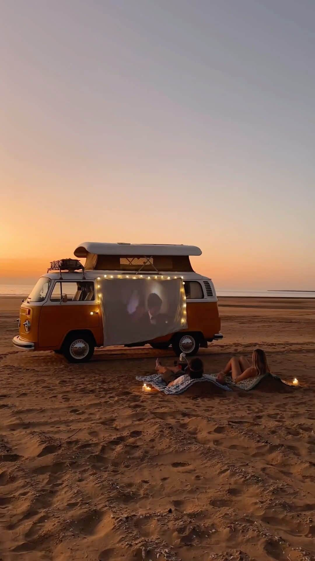 PicLab™ Sayingsのインスタグラム：「Movie night! 📽️🍿 Saturday night spent on the sand at sunset? You don't have to ask us twice! Tag someone you want to do this with.  🎥 @75vibes_」