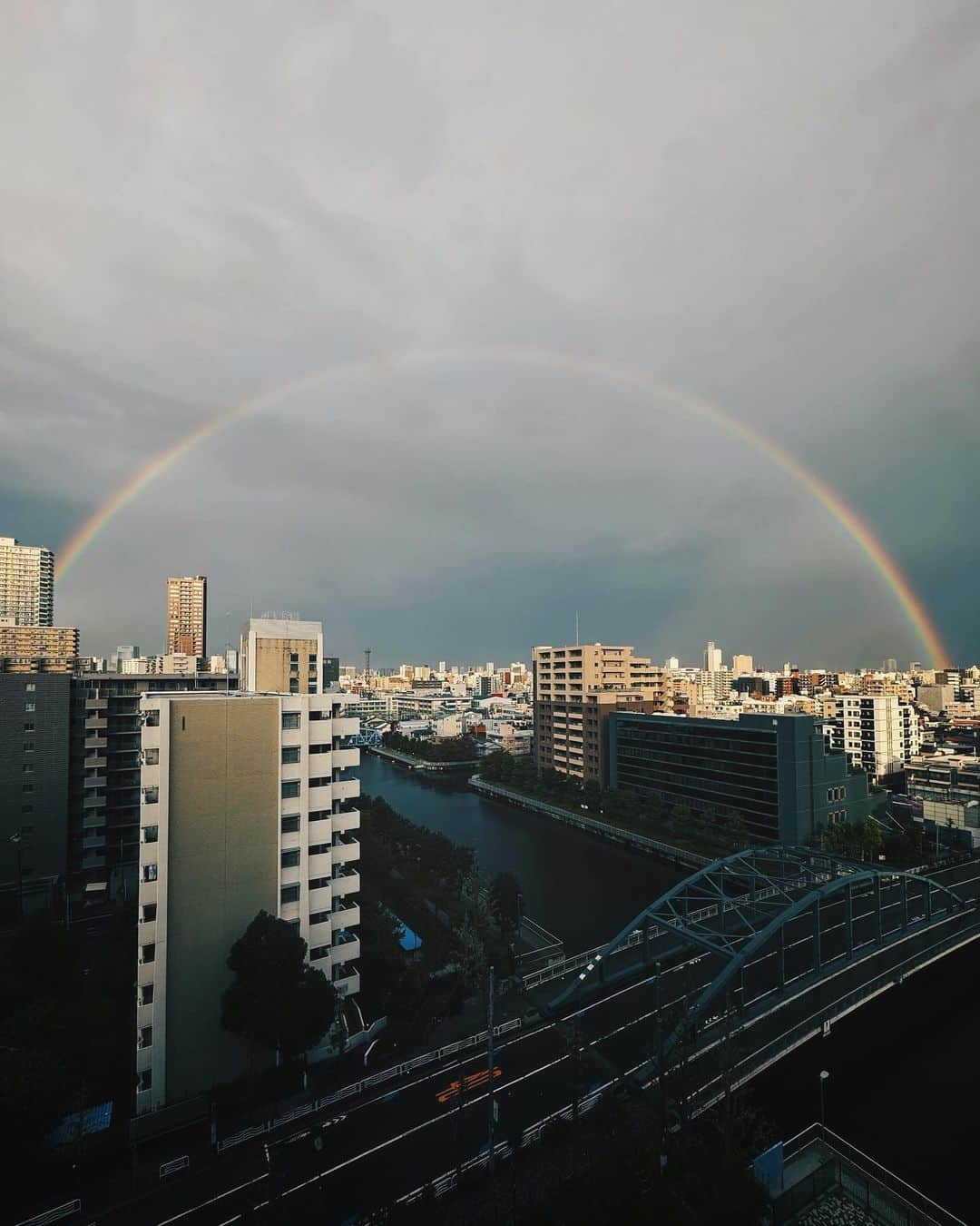 ima_ju / Jun Iのインスタグラム：「: : Early Morning Arch🌈 : : うちから初めて全景が見えた早朝。吉と出るか凶と出るか、幸先がよい象徴であってほしい、少なくとも年内は..😕✨ : : ::」