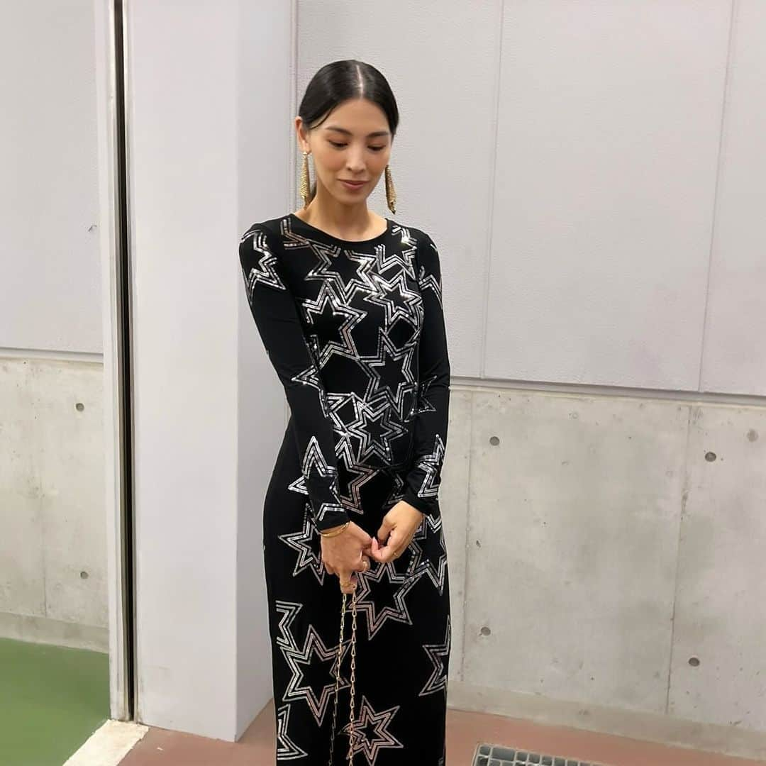 申真衣さんのインスタグラム写真 - (申真衣Instagram)「🌟🖤  dress, earrings & bag @rabanne」10月29日 7時56分 - shinmai0728