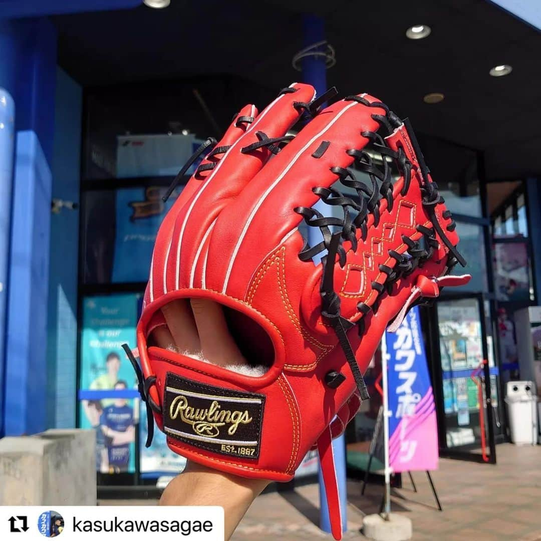 Rawlings Japanさんのインスタグラム写真 - (Rawlings JapanInstagram)「#Repost @kasukawasagae with @use.repost ・・・ ・⁡ ⁡最近Rawlings硬式外野手用の人気が凄い👏👏⁡ ⁡⁡ ⁡甲子園を見てもRawlingsのグラブを使っている選手が多数いました！⁡ ⁡⁡ ⁡そう！今、高校球児の間で人気急上昇中のRawlings⁡ ⁡⁡ ⁡特に外野手用は人気がありますね〜☝⁡ ⁡⁡ と、言うわけで今日も型付け⁡ ⁡⁡ ⁡オーソドックスな小指2本ですが、ポイントは人差し指！⁡ ⁡⁡⁡ ぴんっ！と真っ直ぐになっています！⁡ ⁡⁡ ⁡人差し指を中心にパタパタと関節を付けているので、スムーズな開閉が可能となります！！⁡ ⁡⁡ ⁡このグラブ、入荷してからいい形だなぁと思っておりました笑⁡ ⁡ご購入ありがとうございました！⁡ ⁡⁡ ⁡@rawlings_japan_llc ⁡ ⁡⁡ カスカワスポーツ寒河江店 阿部⁡ ⁡⁡ ⁡・⁡ ⁡・⁡ ⁡・⁡ ⁡ #野球  #baseball⁡ ⁡ #高校野球⁡ ⁡ #グラブ  #glove #gloves⁡ ⁡ #ローリングス  #Rawlings  #RawlingsJapan⁡  #Rawlingsglove #Rawlingsgloves⁡ ⁡ #プロプリファード  #propreferred⁡ ⁡ #HOH #HOHJapan⁡ ⁡ #goldglove #goldgloves⁡ ⁡ #型付け  #アベノカタツケ⁡ ⁡ #カスカワスポーツ⁡ ⁡ #カスカワスポーツ寒河江店⁡ @rawlings_japan_llc」10月29日 7時56分 - rawlings_japan_llc