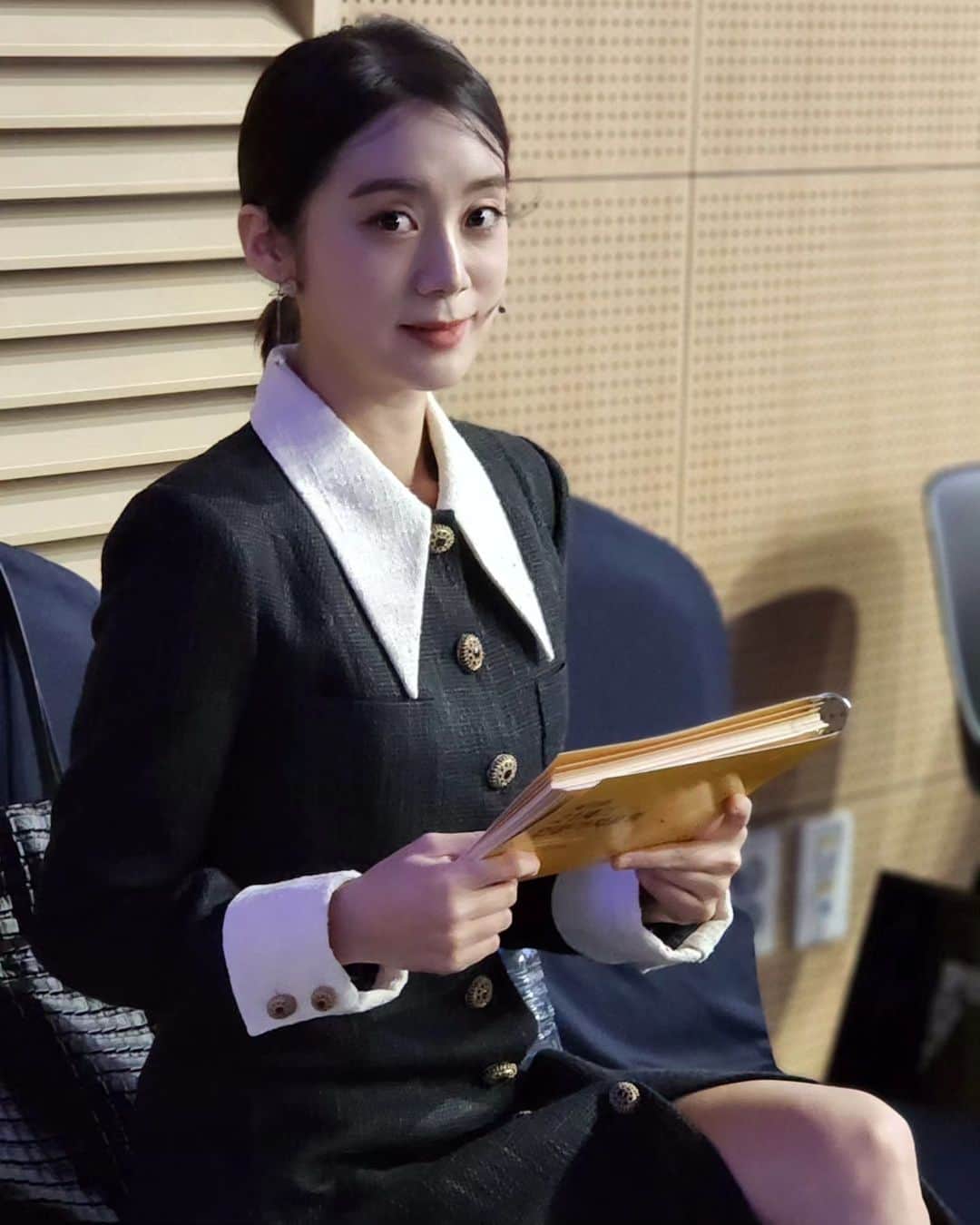 のインスタグラム：「청년 인문 교류 <제10회 21세기 인문가치포럼> MC 혜림으로‼️   과학기술과 문화예술 발전의 최전선에서 자신의 꿈을 향해 끊임없이 연구하고 나아가는 세 분! Julia, 용현님, 종현님 '역시는 역시'라는 생각이 들었어요.   이번 행사의 주제 '인간다움, 우리는 누구인가'를 통해 급변하는 세상 속에서도 ‘나’라는 사람의 가치를 잃지 않고, 자신만의 길을 찾아가는 것.. 이것에 대해 많은 생각이 들었어요.   너무나도 뜻깊은 자리에 함께하게 되어 영광입니다❣️   #humanvaluesforum #인문가치포럼 #청년인문교류 #영어mc @hvf21c」