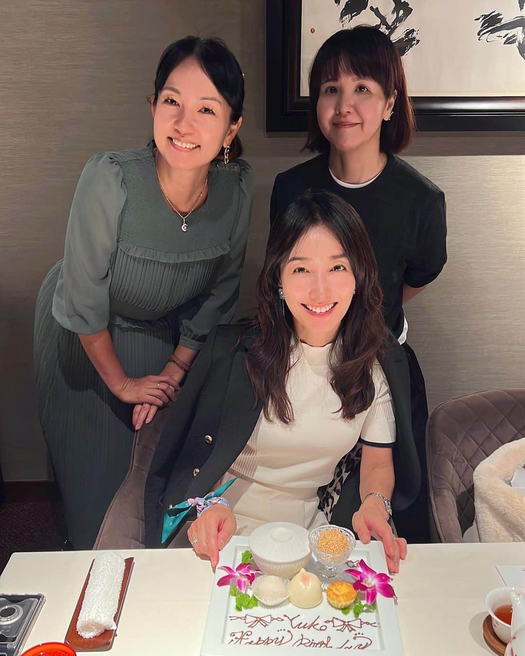 甘糟記子さんのインスタグラム写真 - (甘糟記子Instagram)「優子の誕生日当日お祝い\(//∇//)\  ランチに銀座の嘉禅さんへ、たかみかと優子の3人で行きました！ @yuko_hashimoto8  @popo20020613  @ginza_kazen   私の大好きな中華(๑>◡<๑)  特に北京ダックは嘉禅さんのが1番好き！！ 後トリュフののったフカヒレも本当にヤバいっす！！  移転してから初めてお邪魔したんだけど、お味は変わらず最高でした╰(*´︶`*)╯♡  去年あたりから誕生日当日のランチ枠をいただき、一緒にお祝いできて嬉しいかぎり(〃ω〃) 素でこんなに可愛い人、ほんといないから\(//∇//)\  たかみかとは年明け一緒に韓国行くんだけど、そのうちみんなで行きたいよね〜(≧∀≦)  子育ても後半に入ってるし、いろんな楽しみを今から想像して盛り上がってるよ〜(๑>◡<๑)（笑）  お誕生日おめでとう！  #誕生日#誕生日お祝い#いつまでも可愛い#ママ友#ママモデル#美魔女#大好きな人#親友#心友#お祝い#おめでとう」10月29日 8時00分 - norihey924