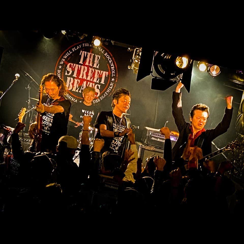 THE STREET BEATS（ザ・ストリート・ビーツ）のインスタグラム：「. ■秋のツアー!!昨夜の姫路は怒涛のビーツコールが炸裂!!胸アツ激アツな夜でした!本日10.29京都ミューズ!!ご来場お待ちしてます!!  ■DEBUT 35 YEARS TOUR｜BEST WISHES 2023 各地豪華なオープニングゲスト決定!!HPでご確認下さい!! 前売￥4500発売中!! 10.29(日)京都 MUSE 11.04(土)仙台 CLUB JUNK BOX 11.05(日)盛岡 GLOBE 11.11(土)豊橋 club KNOT ＊配信あり 11.12(日)神戸 太陽と虎 11.23(木祝)広島 SECOND CRUTCH 11.25(土)福岡 DRUM SON 12.02(土)名古屋 RAD SEVEN ＊配信あり 12.03(日)大阪 Music Club JANUS ★デビュー35周年YEAR FINAL★ 12.10(日)東京 新宿LOFT ＊配信あり 全公演｜前売￥4500発売中 当日￥5000　配信￥3000（10.21横浜、10.28姫路配信中。購入はHPで!）  ■デビュー35周年ライブDVD & CD『THANKS FIESTA』、ライブ会場にてNEWツアーグッズと共に発売中!!HPにて通販も受付中!!  ★NEW DVD『THANKS FIESTA -DEBUT 35 YEARS LIVE-』 ￥5000 ★NEW CD『THANKS FIESTA -DEBUT 35 YEARS LIVE-』 ￥3000 ★NEW[BEST WISHES]ツアーTシャツ黒　￥3500 （黒 / S、M、L、XL） ★NEW[BEST WISHES]ツアーTシャツ赤　￥3500 （赤 / S、M、L、XL） ★NEW[BEATSロゴ]トートバッグ　各￥2500  (黒、ナチュラル、ピンク、ターコイズ / 37㎝×36㎝×11㎝) ★NEW[BEATSロゴ]リストバンド　各￥1000 (黒、白、赤、黄)  【口座名 / NEOVISION】 【口座番号 / 00180-8-655394】 ■価格は全て税込です。商品代金に返送手数料をプラスしてお払い込み下さい。 返送手数料は1点￥500、2点以上は￥1000です。 ■通販は【郵便振替】にて受け付けます。 郵便局備え付けの青い払込取扱票 (「電信」ではなく「通常払込」のもの)を使用し、 【通信欄】に希望商品名、数量（サイズ指定や色指定をお忘れなく）、 【ご依頼人】の欄に郵便番号、住所、氏名、電話番号を 丁寧にご明記のうえ【商品代金合計＋返送手数料】をお払い込み下さい。 商品1万円以上ご購入で直筆サインプレゼント!!詳細はHPでご確認下さい!!  ■BASSエンリケ主催『蜂の四十年 俺のROCK自由祭』開催決定! BARBEE BOYSのデビューから40年、最年少エンリケが2024年ついに還暦を迎えます。 この40年の音楽人生をギュッと凝縮した濃厚な時間をお楽しみください。Let’s Grow Old Together!!  出演｜ENRIQUE with FRIENDS (ベミーズ/THE☆歌謡ROCKERS/RiQUEEN) THE STREET BEATS｜いまみちともたか High Time GUEST｜杏子/山本恭司(BOWWOW G2、ex-VOW WOW、WILDFLAG)/ うじきつよし(子供ばんど)/永井真理子/MAGUMI (Lä-ppisch)/Keith(ARB)  2024年2月3日(土) 川崎クラブチッタ 開場16:00｜開演17:00 前売¥5500｜当日¥6500ドリンク別 詳細はHPで!!  #thestreetbeats  #ストリートビーツ  #thejimmyjets  #jaguarandelcamino  #寺下カズキ」