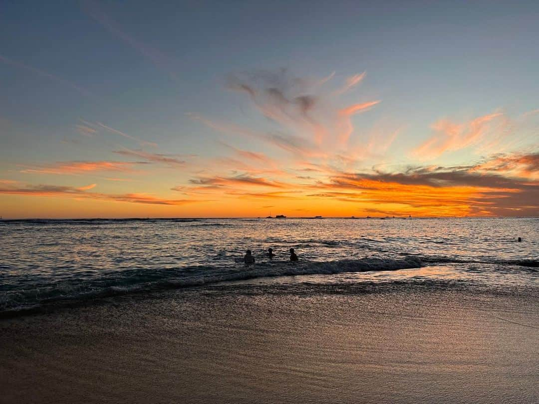 椎名直子さんのインスタグラム写真 - (椎名直子Instagram)「夕暮れ。  しみこんだーーーーー。  こころにがっしりはいってきました。  清く澄み渡る海と風と そこに月。  ありがとう♡♡♡！」10月29日 8時10分 - natadecoco