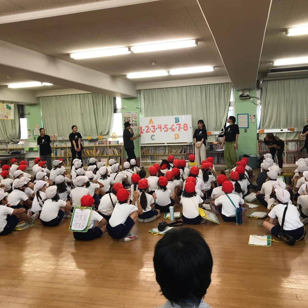 尾木直樹さんのインスタグラム写真 - (尾木直樹Instagram)「今日は東京都「笑顔と学びの体験活動プロジェクト」で小３の子どもたち124人が創作ダンスに挑戦！室内でリズムとりと振り付けの基本学習をしたあと､クラスに分かれて､振り付けの創作。4時間目には校庭で自分たちで創ったダンスを披露！！最後、指揮台に立つ校長先生と尾木ママに向かって子どもたちが駆け寄って来て、手の平パワー🖐️✨校長先生と全身で受け止めました^ - ^！ ｰ #創作ダンス #みんなで一緒に #心を合わせて #踊る #尾木ママ #感動 #東京都 #笑顔と学びの体験活動プロジェクト #視察 #子どもたち #のびのび #楽しく #ノリノリ #クリエイティブ に#可能性は無限大」10月29日 8時10分 - oginaoki_ogimama