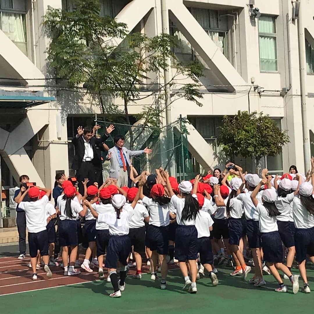 尾木直樹のインスタグラム：「今日は東京都「笑顔と学びの体験活動プロジェクト」で小３の子どもたち124人が創作ダンスに挑戦！室内でリズムとりと振り付けの基本学習をしたあと､クラスに分かれて､振り付けの創作。4時間目には校庭で自分たちで創ったダンスを披露！！最後、指揮台に立つ校長先生と尾木ママに向かって子どもたちが駆け寄って来て、手の平パワー🖐️✨校長先生と全身で受け止めました^ - ^！ ｰ #創作ダンス #みんなで一緒に #心を合わせて #踊る #尾木ママ #感動 #東京都 #笑顔と学びの体験活動プロジェクト #視察 #子どもたち #のびのび #楽しく #ノリノリ #クリエイティブ に#可能性は無限大」