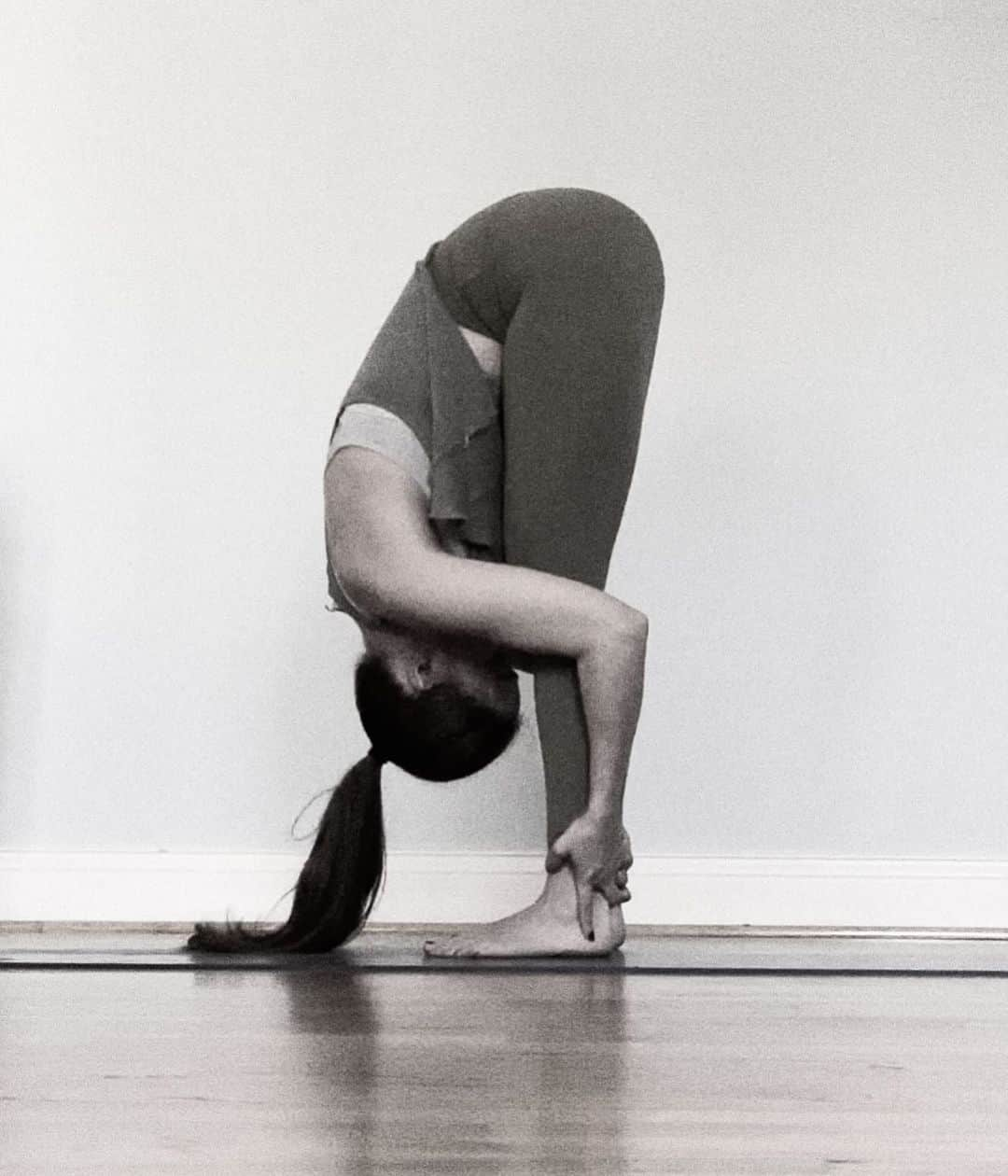 リアンナ・デッカーのインスタグラム：「When in doubt, fold it out   #standingforwardfold #asana #yoga」