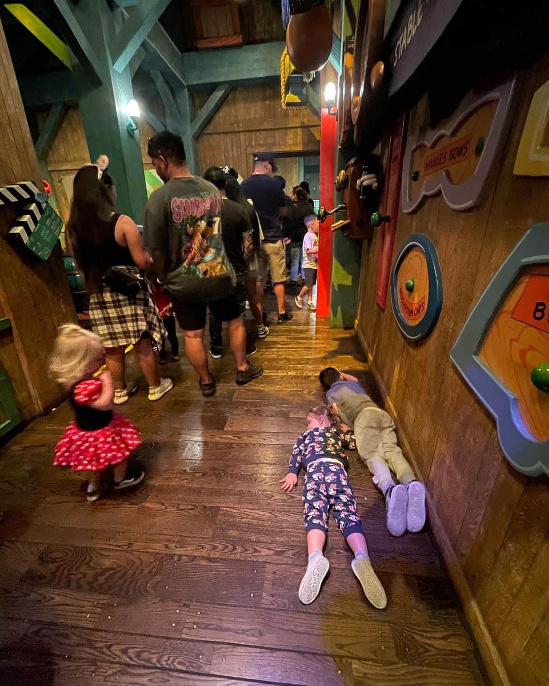 クリスティン・ヒルデブランドさんのインスタグラム写真 - (クリスティン・ヒルデブランドInstagram)「Disneyland yesterday!! (Lennons first time ever🥹). Highlights - the Nemo submarine ride, ToonTown (specifically Goofys house / rainbow slide) and meeting Mickey Mouse!🥰❤️🖤 be sure to swipe to the last pic to see our state while waiting in line to meet Mickey 🤪🫠」10月29日 8時18分 - _kristinhildebrand