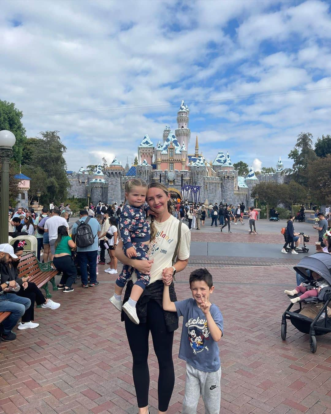 クリスティン・ヒルデブランドさんのインスタグラム写真 - (クリスティン・ヒルデブランドInstagram)「Disneyland yesterday!! (Lennons first time ever🥹). Highlights - the Nemo submarine ride, ToonTown (specifically Goofys house / rainbow slide) and meeting Mickey Mouse!🥰❤️🖤 be sure to swipe to the last pic to see our state while waiting in line to meet Mickey 🤪🫠」10月29日 8時18分 - _kristinhildebrand