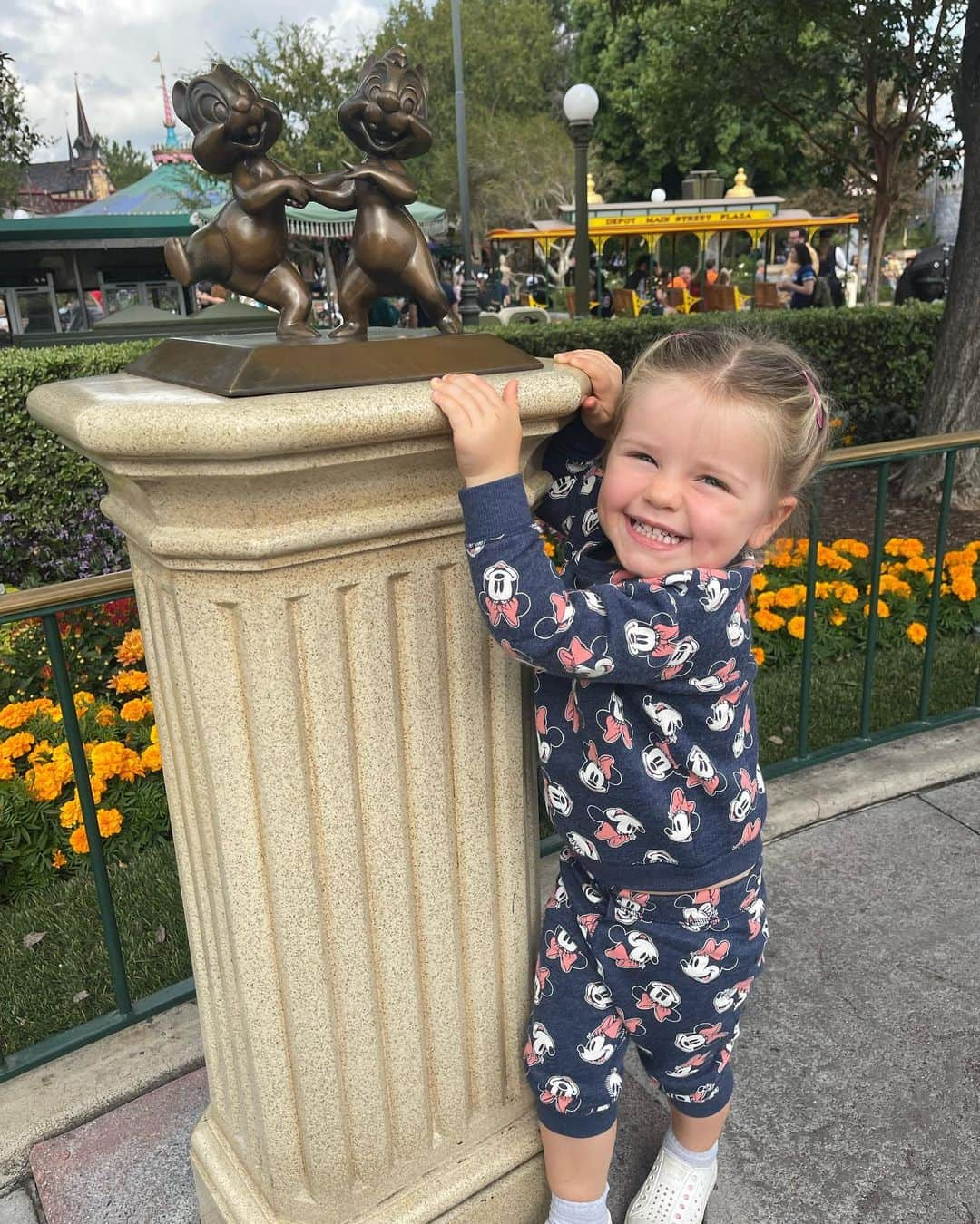 クリスティン・ヒルデブランドさんのインスタグラム写真 - (クリスティン・ヒルデブランドInstagram)「Disneyland yesterday!! (Lennons first time ever🥹). Highlights - the Nemo submarine ride, ToonTown (specifically Goofys house / rainbow slide) and meeting Mickey Mouse!🥰❤️🖤 be sure to swipe to the last pic to see our state while waiting in line to meet Mickey 🤪🫠」10月29日 8時18分 - _kristinhildebrand