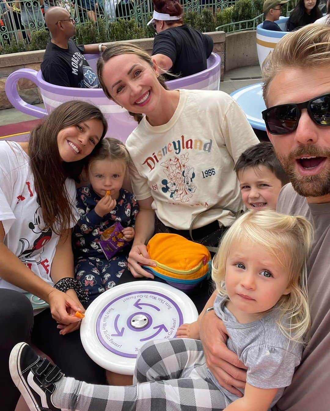 クリスティン・ヒルデブランドさんのインスタグラム写真 - (クリスティン・ヒルデブランドInstagram)「Disneyland yesterday!! (Lennons first time ever🥹). Highlights - the Nemo submarine ride, ToonTown (specifically Goofys house / rainbow slide) and meeting Mickey Mouse!🥰❤️🖤 be sure to swipe to the last pic to see our state while waiting in line to meet Mickey 🤪🫠」10月29日 8時18分 - _kristinhildebrand