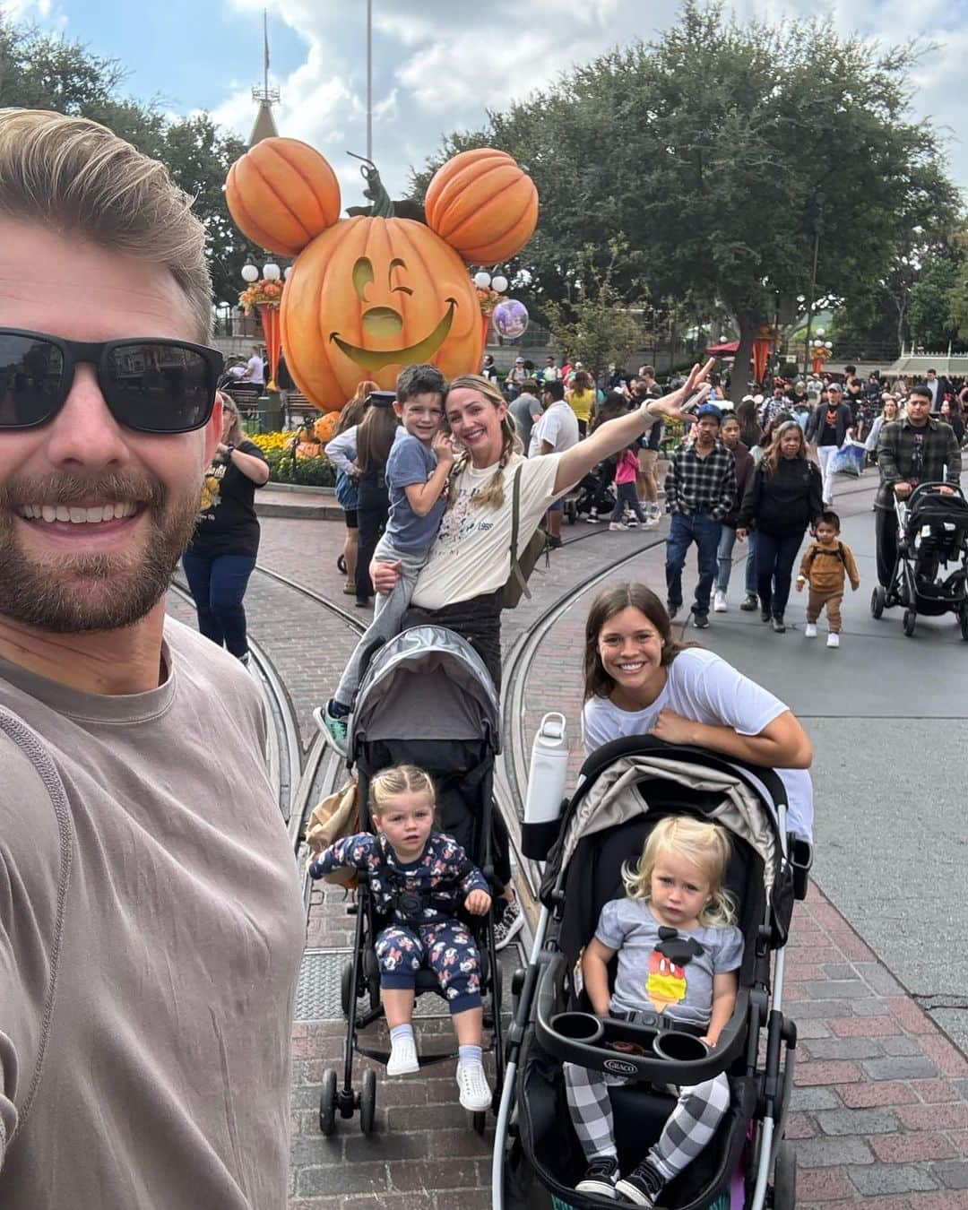 クリスティン・ヒルデブランドさんのインスタグラム写真 - (クリスティン・ヒルデブランドInstagram)「Disneyland yesterday!! (Lennons first time ever🥹). Highlights - the Nemo submarine ride, ToonTown (specifically Goofys house / rainbow slide) and meeting Mickey Mouse!🥰❤️🖤 be sure to swipe to the last pic to see our state while waiting in line to meet Mickey 🤪🫠」10月29日 8時18分 - _kristinhildebrand