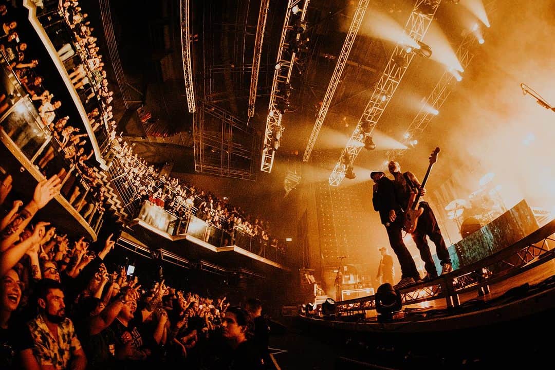 The Amity Afflictionさんのインスタグラム写真 - (The Amity AfflictionInstagram)「Hell yea, Perth. What a night 🖤 Last show of tour in Fremantle tonight. Let’s go out with a bang 💪 💥 📸 @tomise」10月29日 8時12分 - theamityaffliction