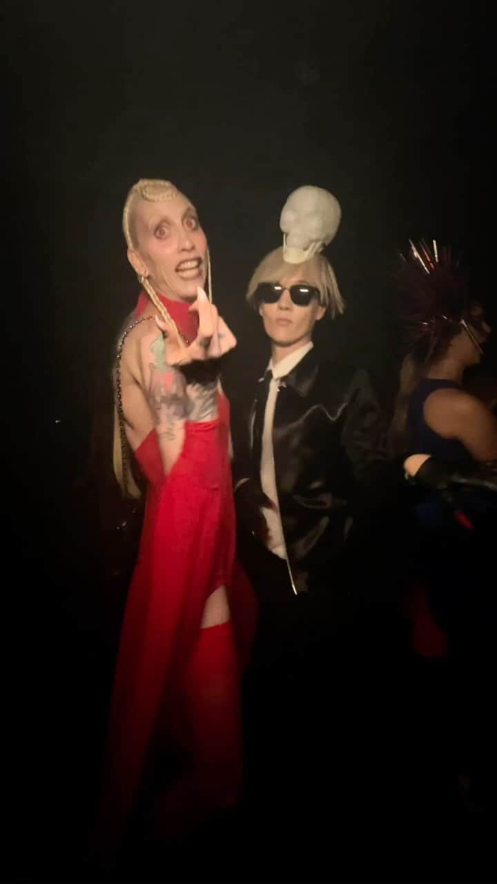 ELLE Brasilのインスタグラム：「A #repórterELLE ataca novamente! @johnnyluxo foi saber quais os crushes, inspirações e personagens favoritos dos nossos convidados no #ElleOween2023👻  (Vídeo: @pauloraic)」