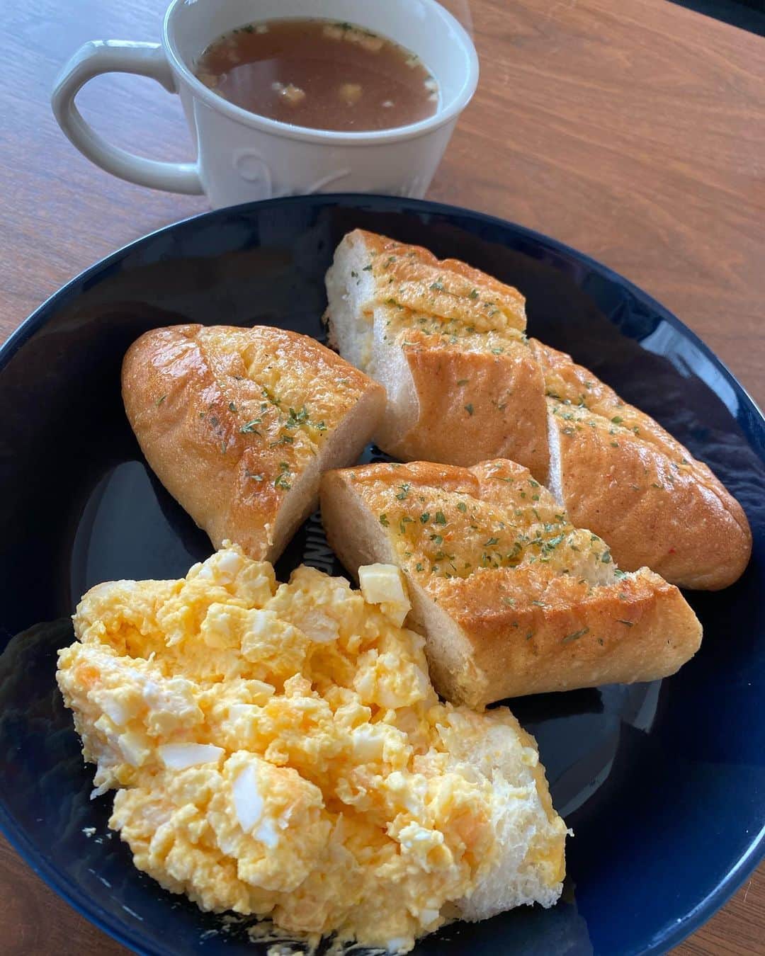 小沢仁志さんのインスタグラム写真 - (小沢仁志Instagram)「おはようさん❗️ 今朝はガーリックトーストと 卵サラダ食って １日を乗り切るで👍 無論、この一食だけではないがw」10月29日 8時29分 - ozawa_hitoshi