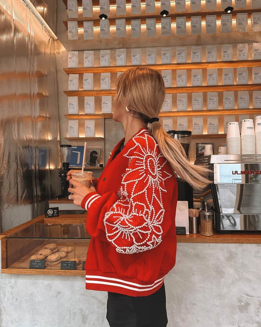 freepeopleのインスタグラム：「Red is the color of the season. Link in bio to shop some of our favorite styles.   @victoriadalloz @beckytsivin @kayli.boyle @chloekathbutler」